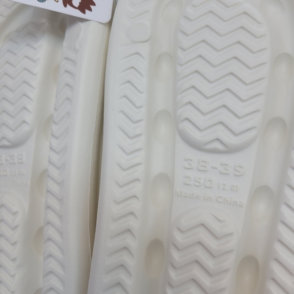 Brand New Sanrio Hello Kitty Big Charm Slippers US 8.5 - Picture 8 of 9